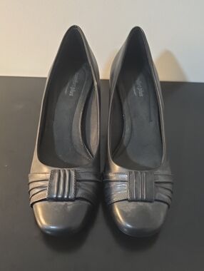 comfort plus by Predictions Black Leather Women's Heels with Decorative Band